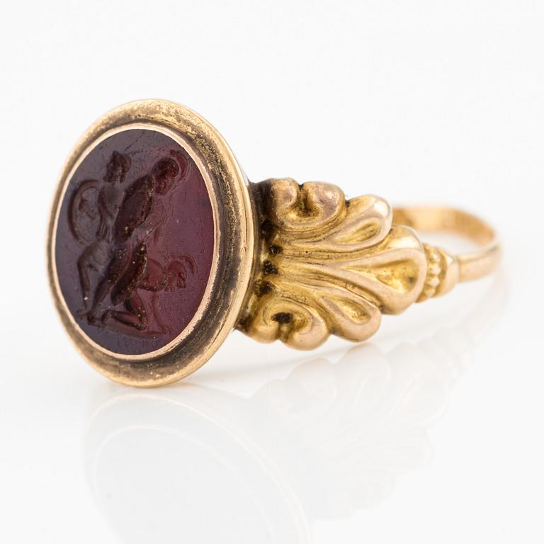 Fredrick Adolf Eckstein, ring, 18k guld och skuren sten, Stockholm, 1800-talets första hälft.