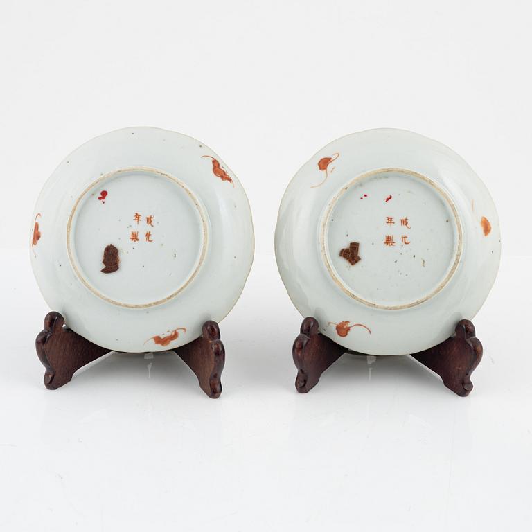 A group of 17 Chinese porcelain objects, China, late Qing/20th Century.