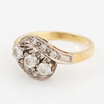 Ring 14K gold with round brilliant-cut diamonds.