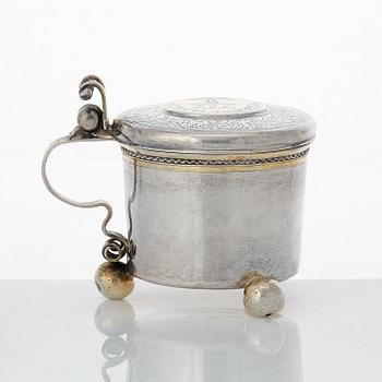 Magnus Myrman, miniatyrdryckeskanna, silver, Norrköping (verksam 1706-1730). Senbarock.
