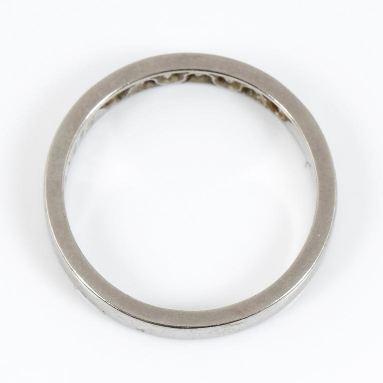 RING, med briljantslipade diamanter totalt ca 0,25 ct (enl. gravyr) 18K vitguld, Stockholm, 1968. Totalvikt ca 3 gram.