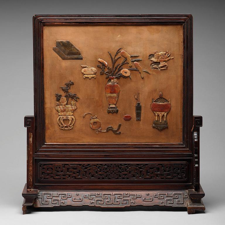 BORDSSKÄRM, trä och inläggningar i sten. Qingdynastin, 1800-tal.