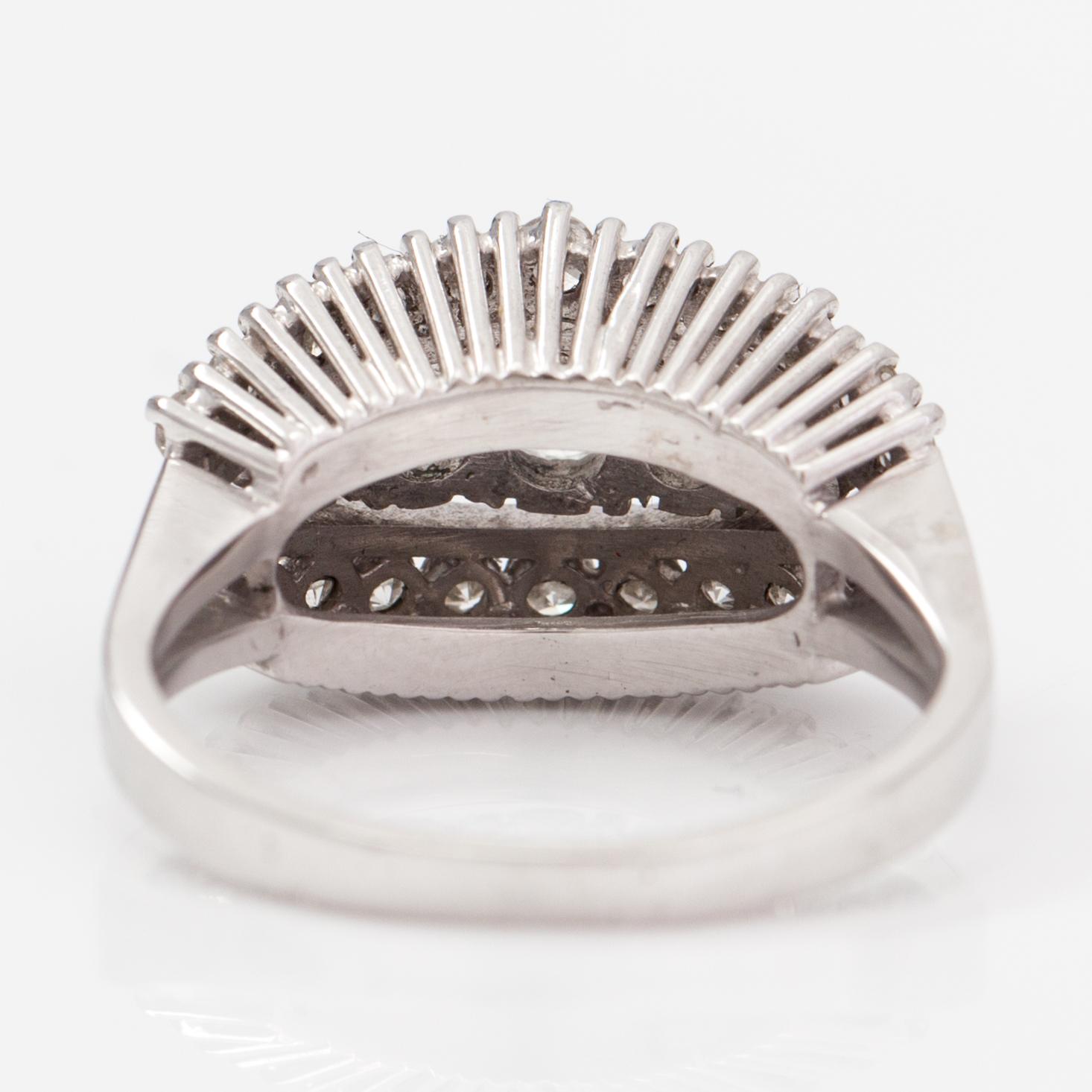 An 18K white gold ring with diamonds ca. 1.00 ct in total according to certificate.