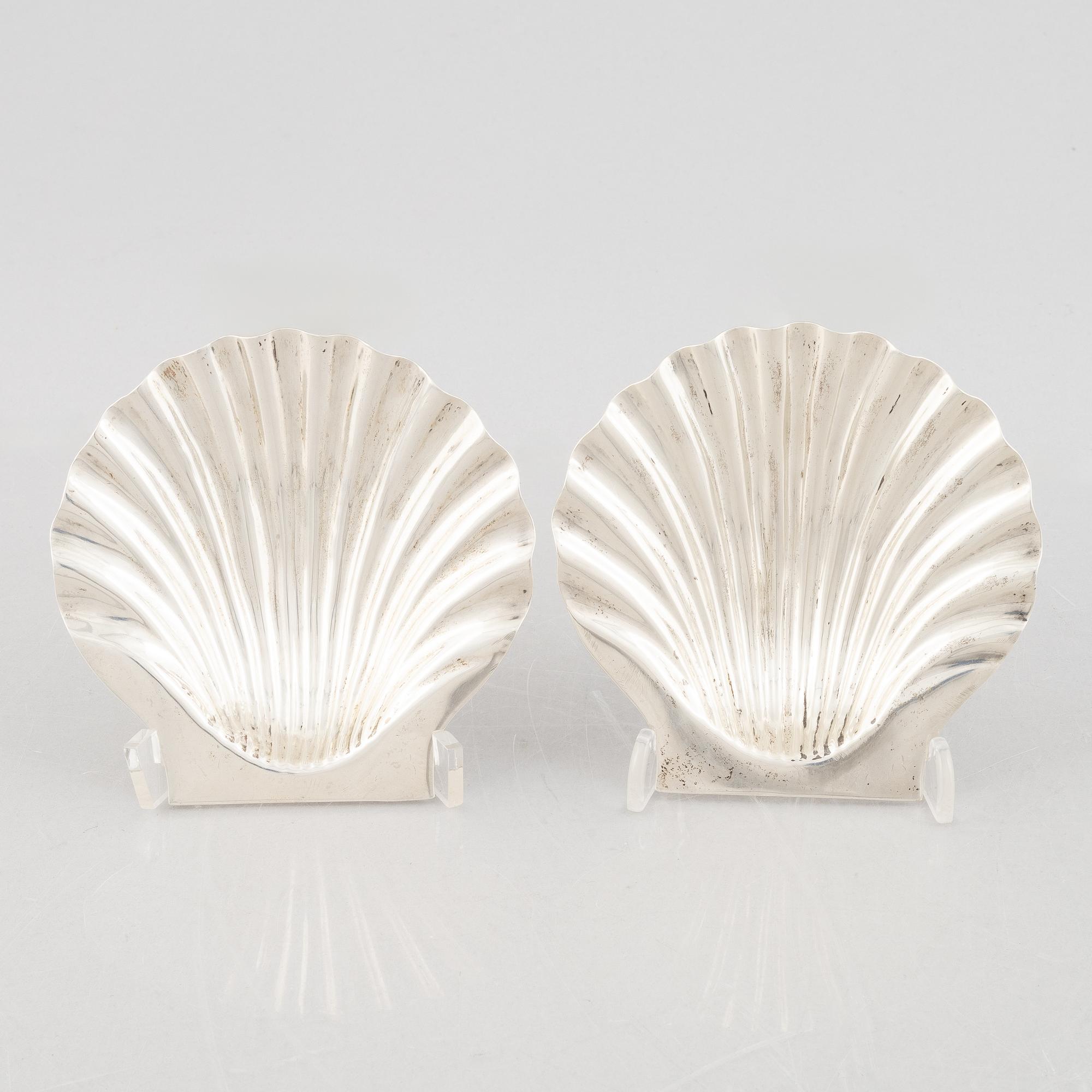 A pair of silver shell-shaped bowls, mark of Robert Dicker, London 1892.