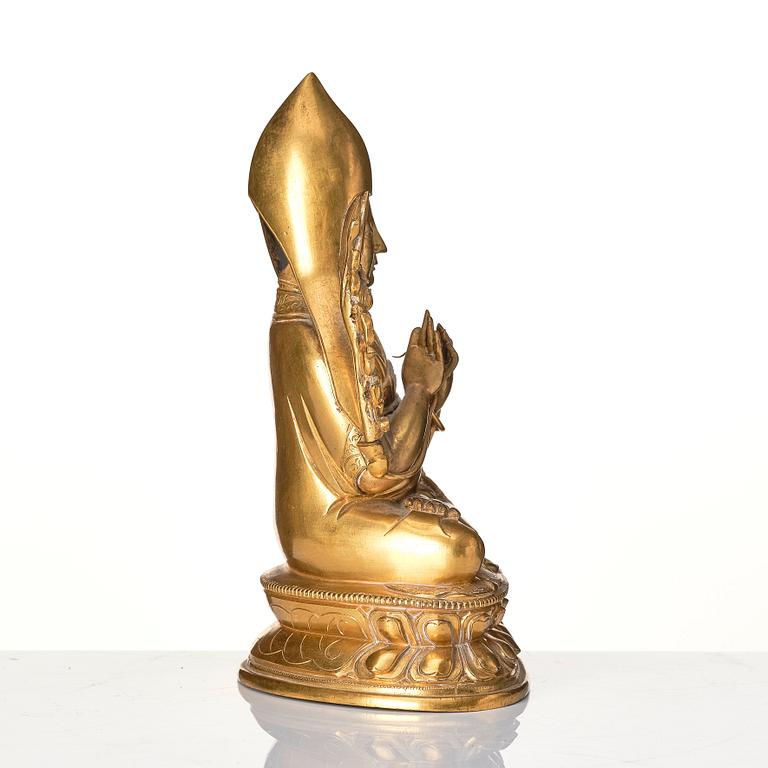 A gilt bronze figure of Tsongkapa, Tibeto-chinese, 18th/19th Century.