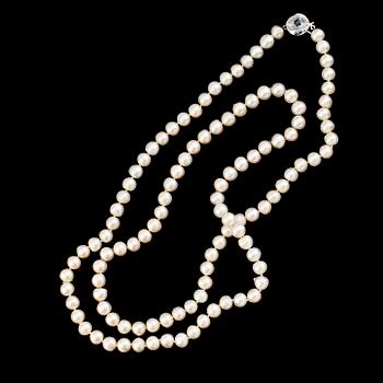 COLLIER, odlade pärlor och lås 14K vitguld.