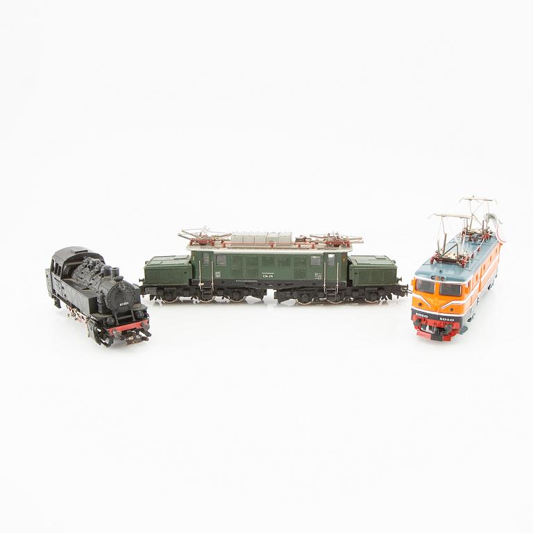 Märklin, 4 pcs. locomotives, including model 3031 and 3074, 6 cars of various models.