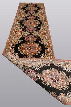 Gallerimatta, Täbriz part silk s.k 50 radj, 514 x 91 cm.