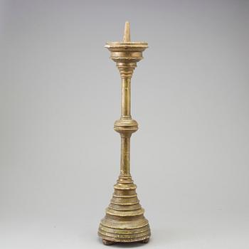 A WOODEN CANDLESTICK, 17th/18th century.