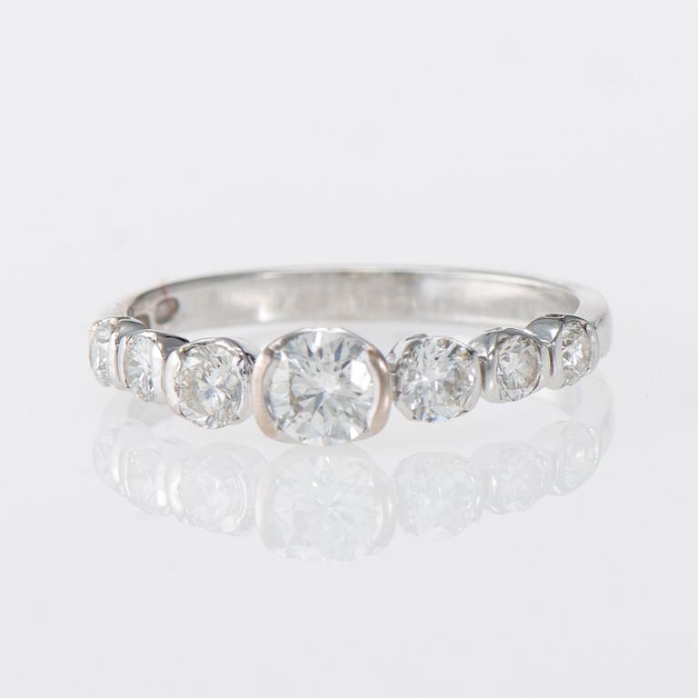 RING, 18K vitguld, briljantslipade diamanter. Manu-Koru, Helsingfors. Vikt ca 2,4 g.