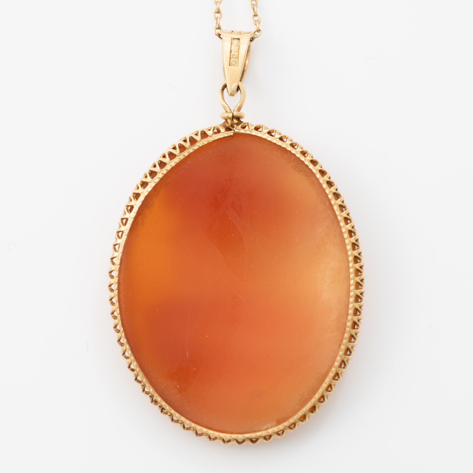 Pendant, 18K gold with a shell cameo and chain, 18K gold.