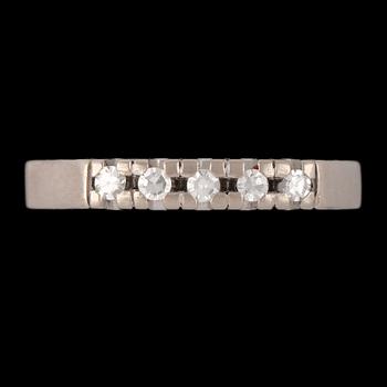 RING, 18k vitguld med 5 åttkantslipade diamanter, Gustav Dahlgren & Co, Malmö, 1971. Vikt 4 g.