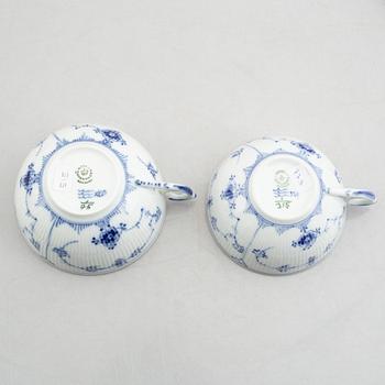 A teapot, a teacaddy and five cups with saucers, "Blue Fluted" / "Musselmalet", Royal Copenhagen, 1898-1923 and later.