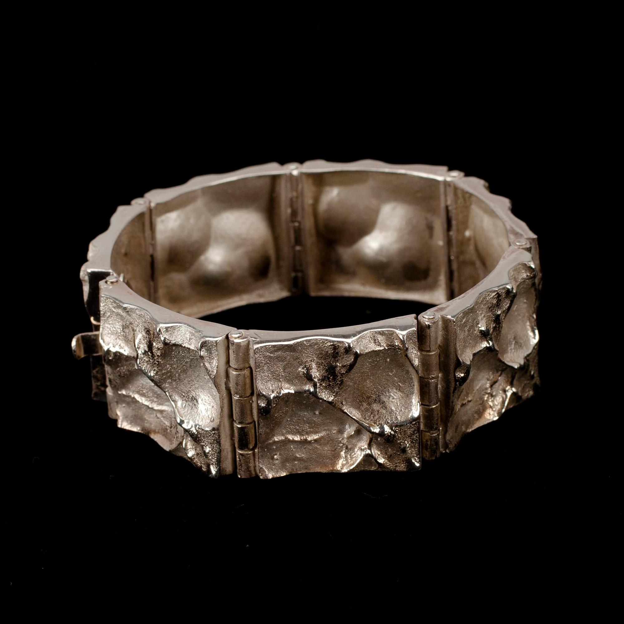 ARMBAND, 925 silver, Sirokoru Ky Hyvärinen, Åbo 1974. Vikt. ca 49,4 g.