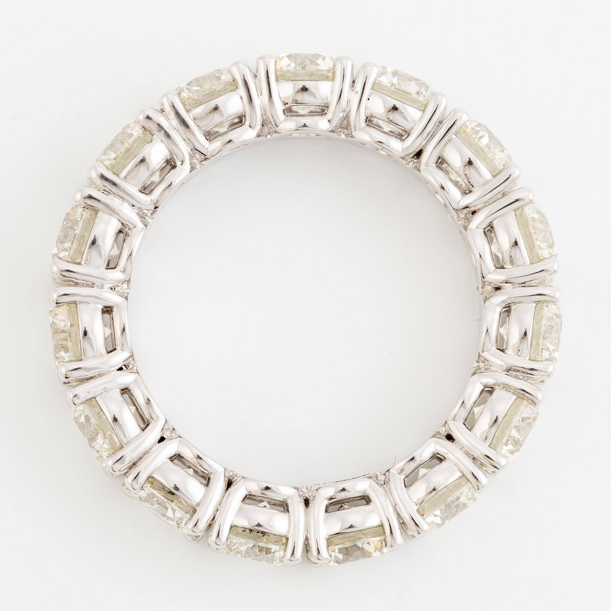 Ring full eternity 18K white gold with brilliant-cut diamonds.