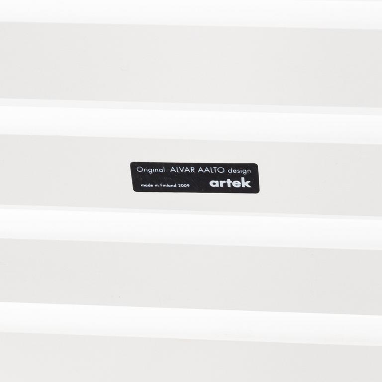 Alvar Aalto, bänk, modell 153 B,  Artek, daterad 2009.