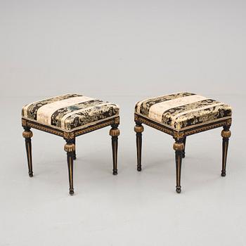 TABURETTER, ett par, sengustavianska.Omkring år 1800.