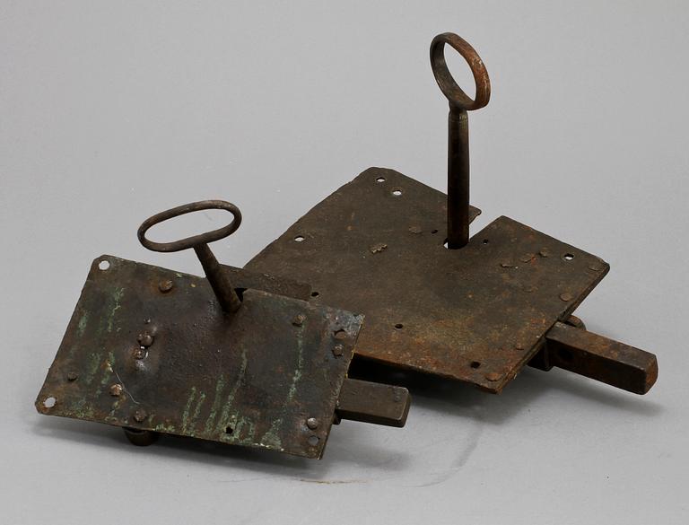 LÅS, 2 st, barock, 1700-tal.