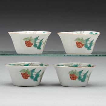 KOPPAR, fyra stycken, porslin. Qingdynastin, omkring 1900 med Guangxus märke.