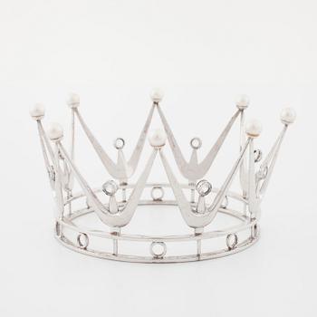 A bridal crown set with facetd rock crystal and cultured pearls, by Ceson, Göteborg, 1966.