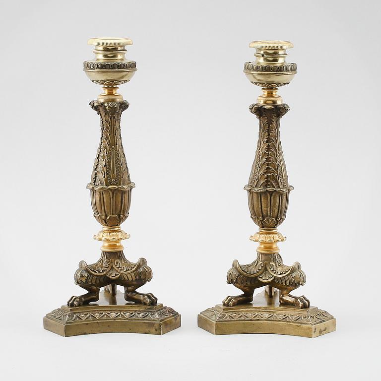 LJUSSTAKAR, 2 st, patinerad brons, senempire, 1800-talets första hälft.