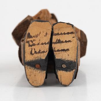 Axel Petersson Döderhultarn, skulptur, stämpelsignerad. Delvis bemålat trä, höjd 10-16,5 cm.