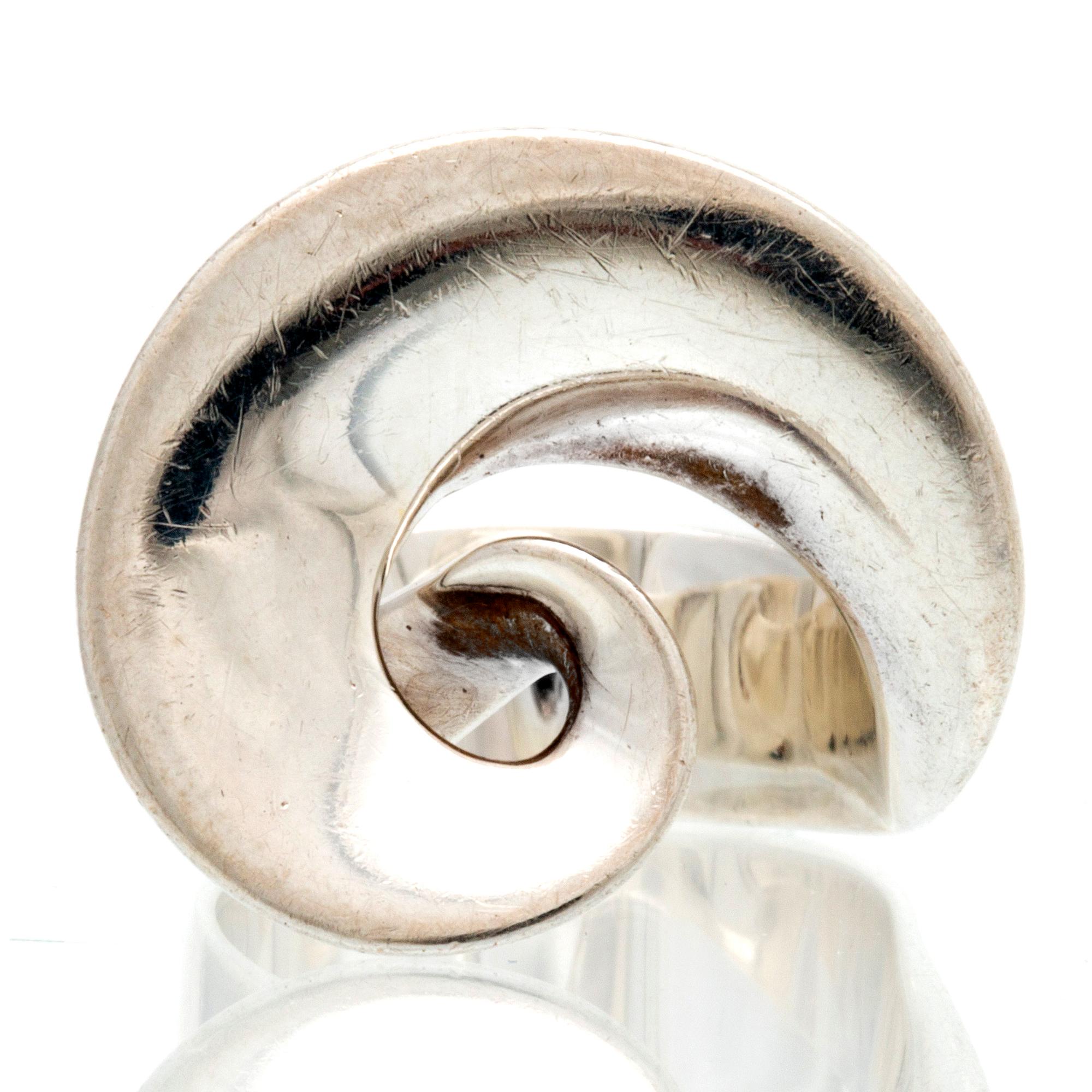 Georg Jensen ring sterling silver, design "Möbius" av Torun Bülow nr 443, original case.