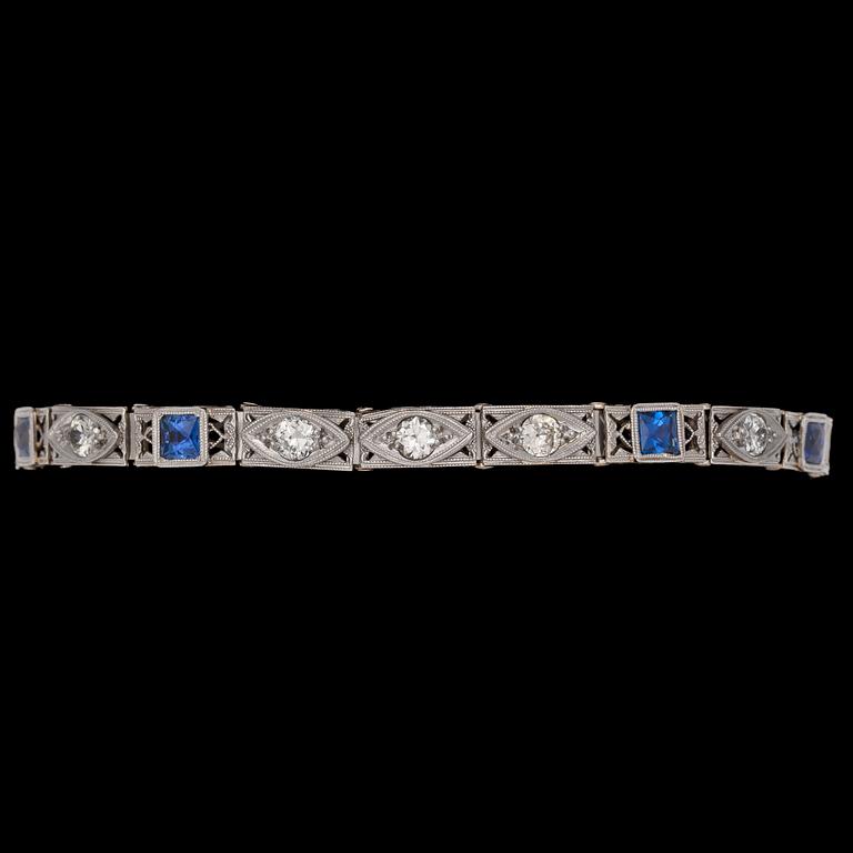 ARMBAND, fem briljantslipade diamanter, tot. ca 0.60 ct samt blå safirer.