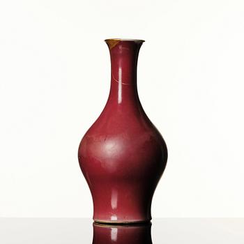 Vas, porslin. Qingdynastin, 1800-tal.
