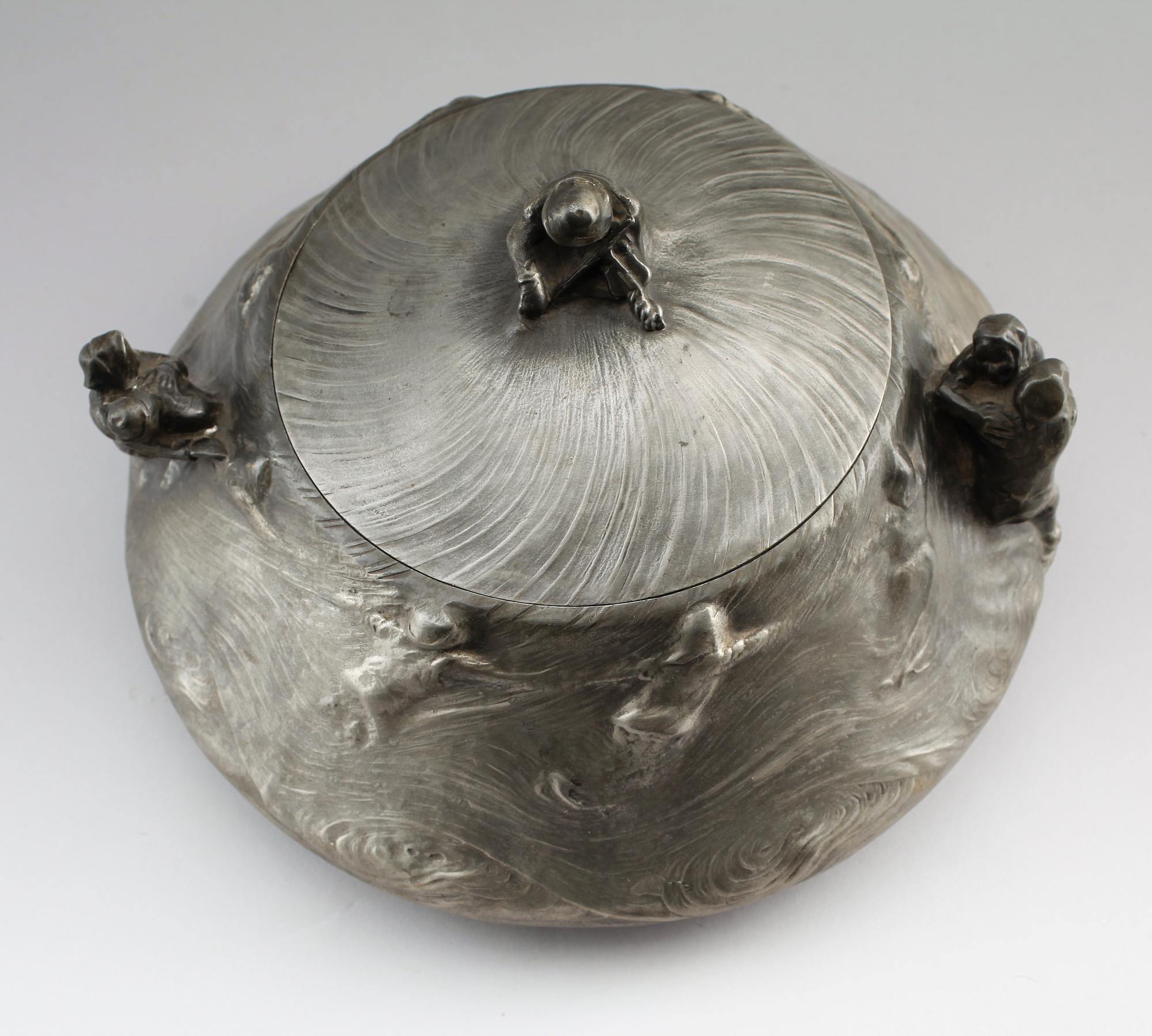 TERRIN MED LOCK,
tenn, Aron Jerndahl, Schreuder & Olsson, Stockholm, signerad och daterad 1903, tillverkad 1950.