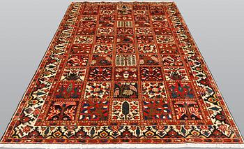 A Baktiari carpet, approx. 313 x 170 cm.