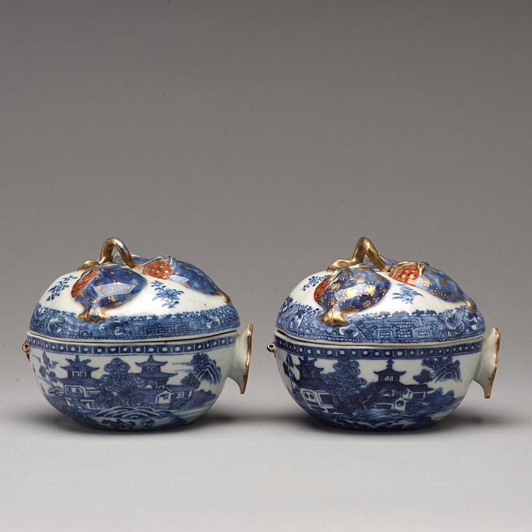 TERRINER med FAT, ett par, kompaniporslin. Qing dynastin, Qianlong (1736-95).