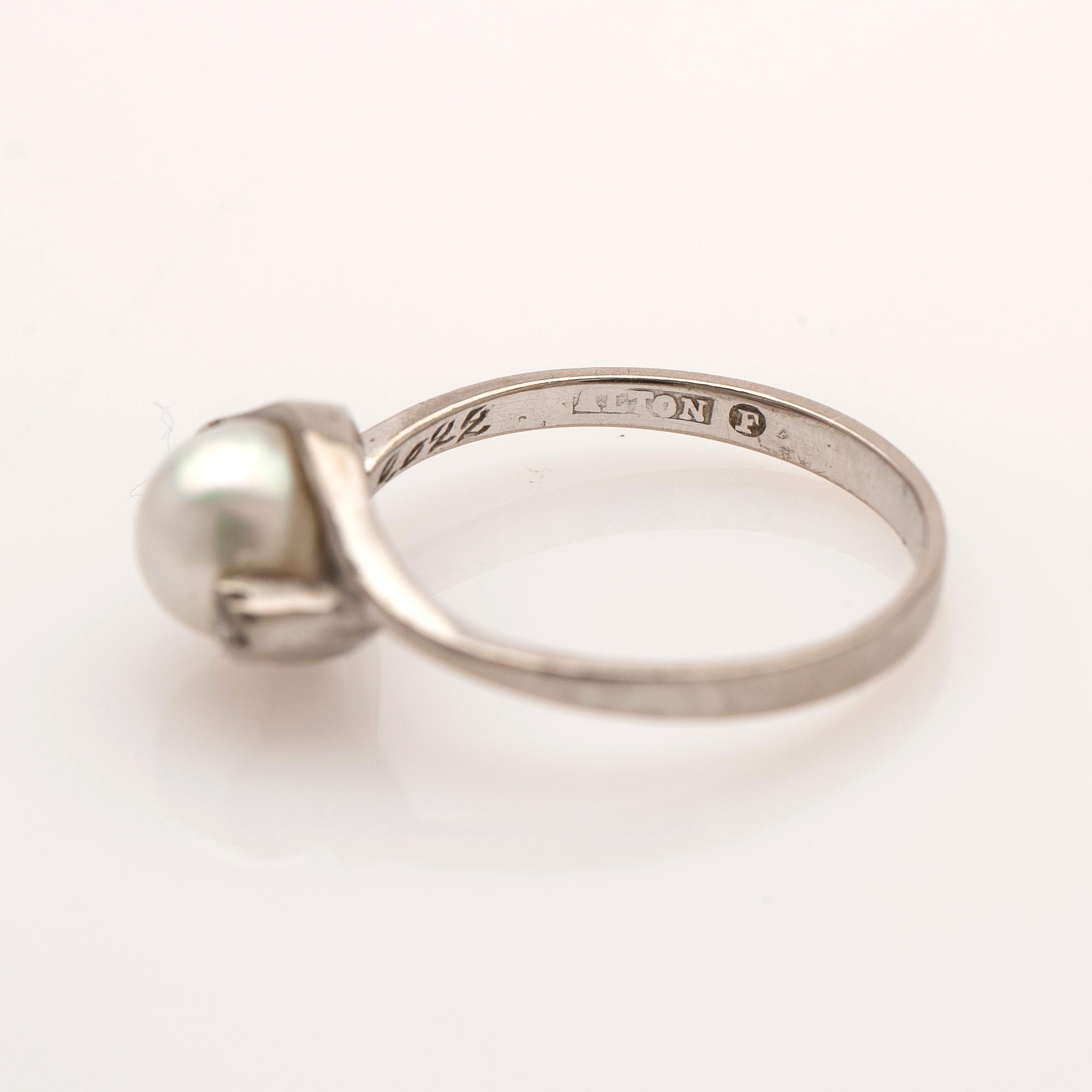 Ring, 18K vitguld, med pärla och briljanter.
