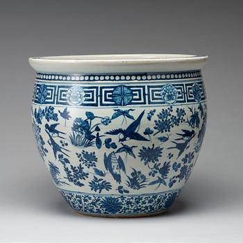 A large blue and white flower pot, late Qing dynasty, 18th Century.