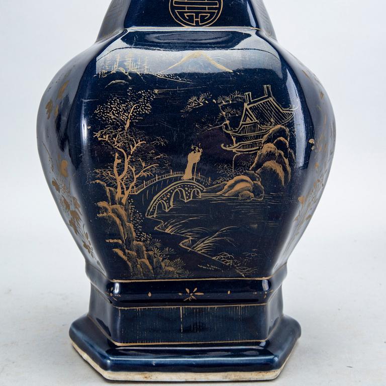 A blue vase, Qing dynasty, 19th Century.