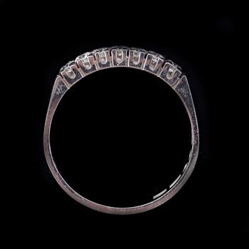 RING, 18k vitguld med 7 briljantslipade diamanter tot ca0,28ct. Vikt 2,6g.