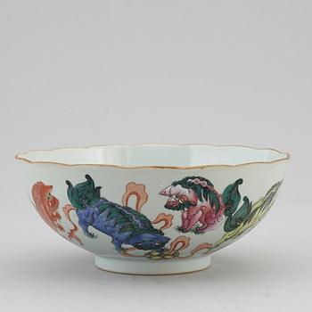 A Chinese famille rose bowl, early 20th century.