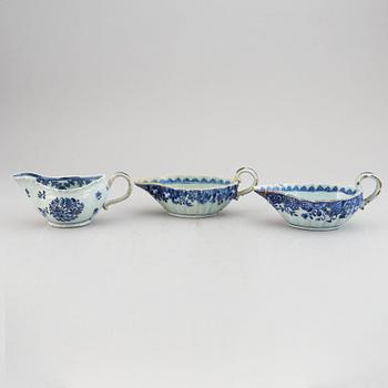 A part blue and white dinner service, Qing dynasty, Qianlong (1736-95) (37 pieces).