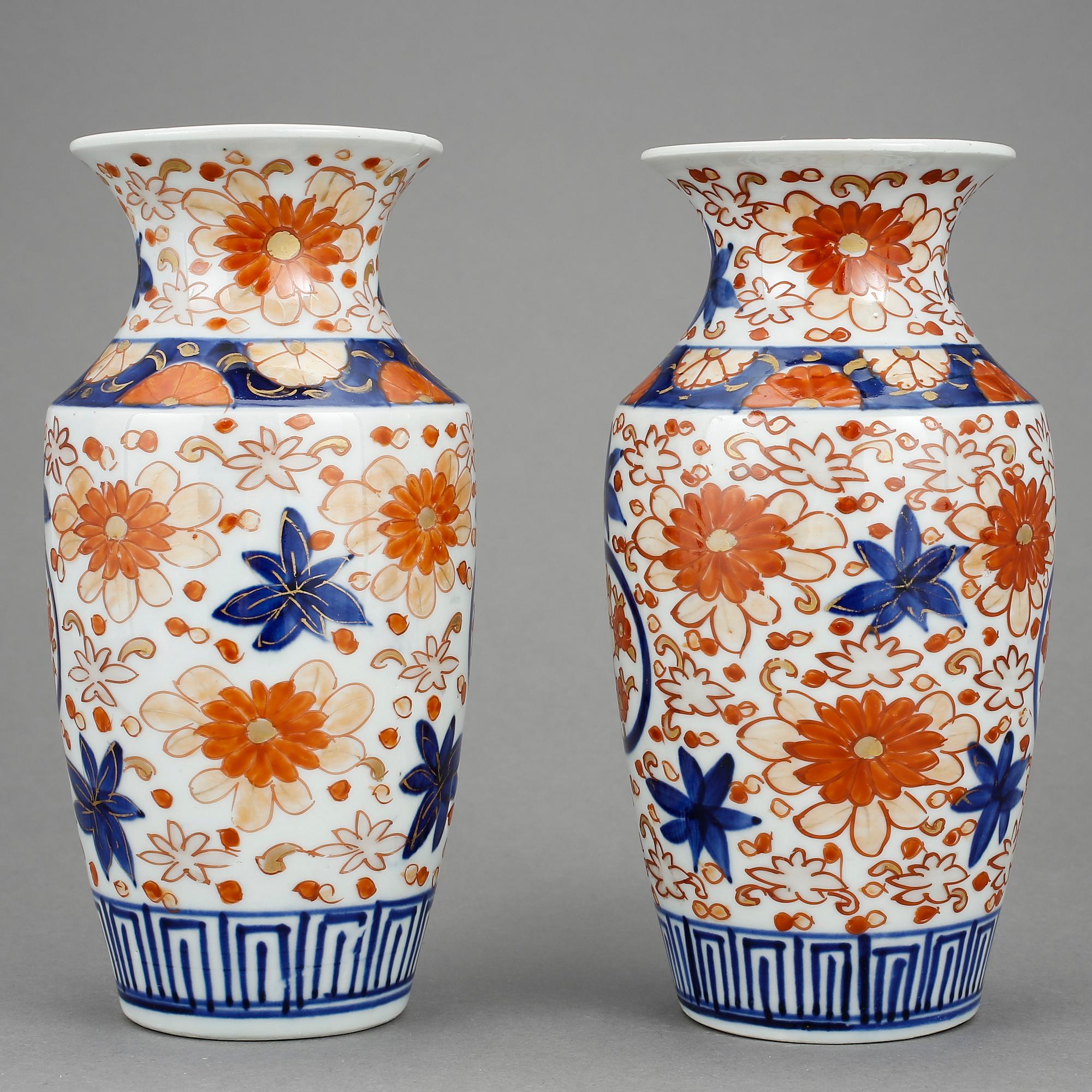 VASER, ett par, porslin, Japan, sen Mejiperiod.