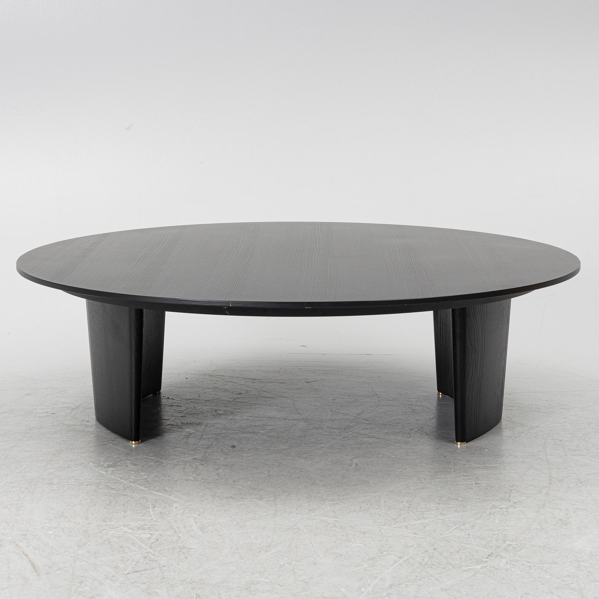 A coffee table, Minotti, Italy, 21st century.