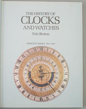 A set of 5 watch books.