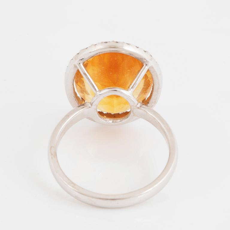 Citrine and small brilliant-cut diamond cocktailring.