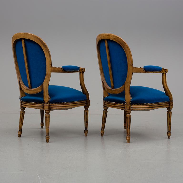 KARMSTOLAR, ett par. Louis XVI-stil. 1900-talets första hälft.