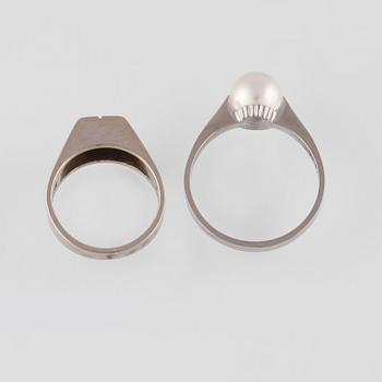 RINGAR, 2 st, 18K vitguld med 4 briljantslipade diamanter respektive odlad pärla. Vikt 5,6 gram.