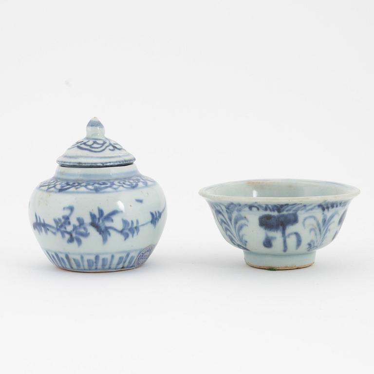 A Swatow jar woth cover and a Swatow bowl, Ming dynasty (1368-1644).