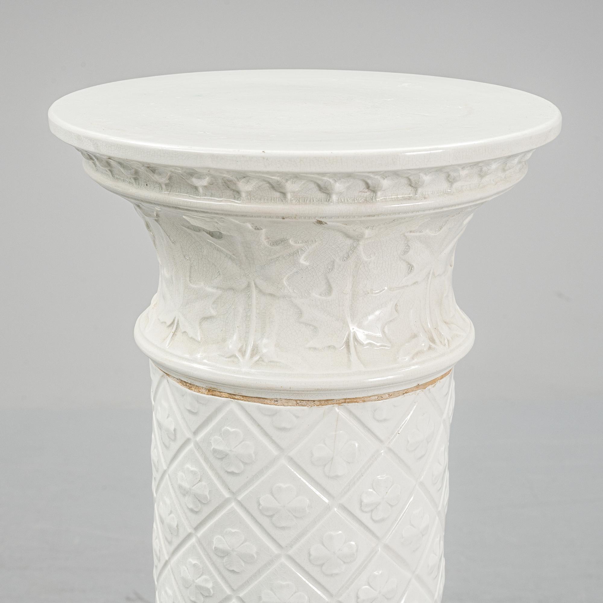 An early 20th Century piedestal.