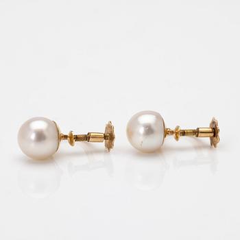 A pair of 18K gold earrings with cultured pearls.