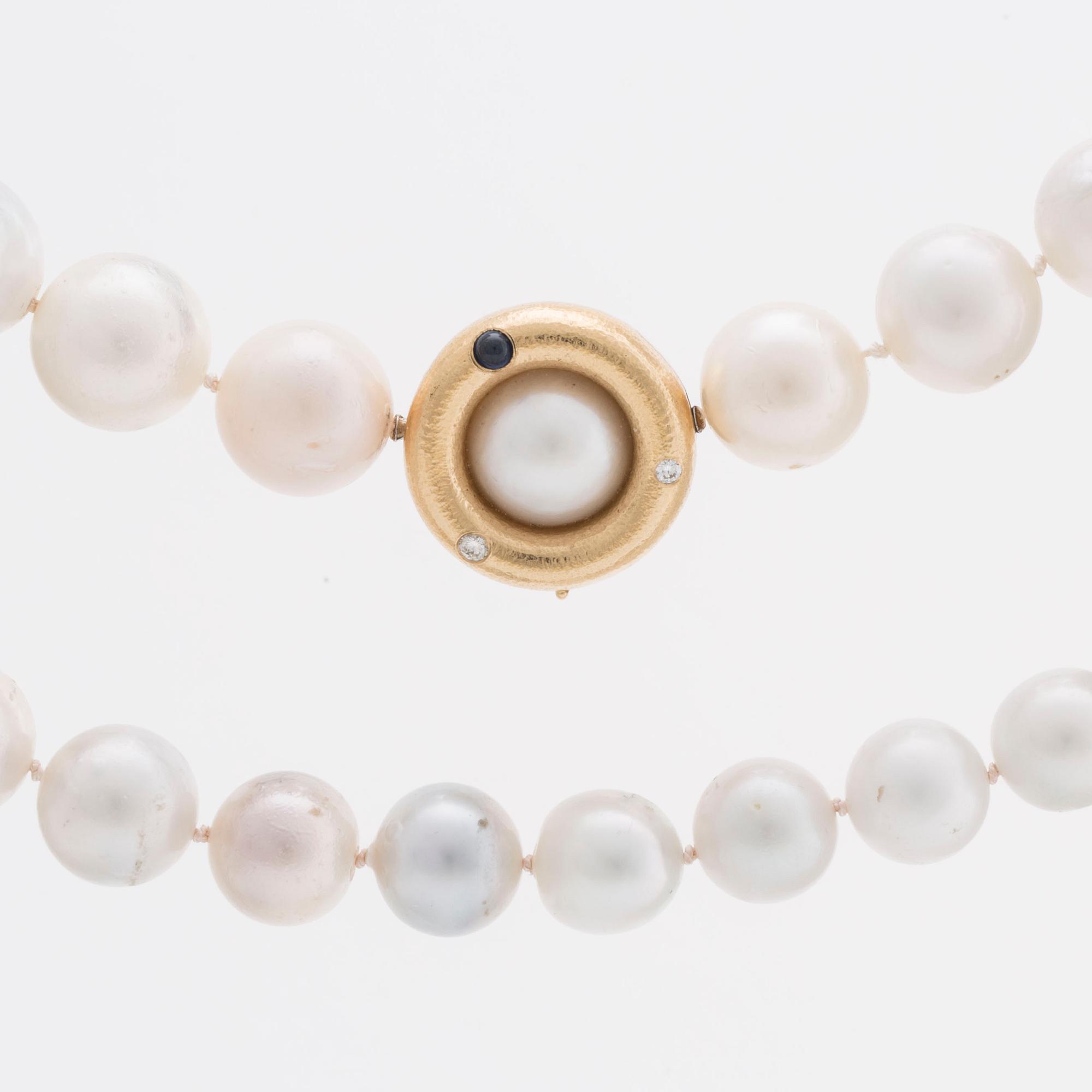 LYNNGGARD SOUTH SEA cultured pearl necklace, clasp 18K gold w 2 brilliant-cut diamonds approx 0,20 ct in total.