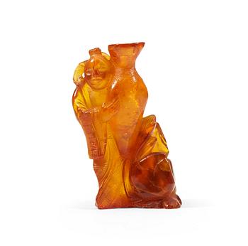 135A. An amber sculpture of a lady with a vase, Qing dynasty (1644-1912).