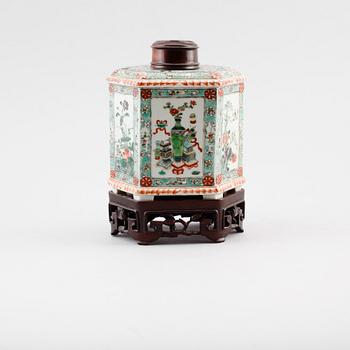 A famille verte teapot, Qing dynasty, 19th Century.